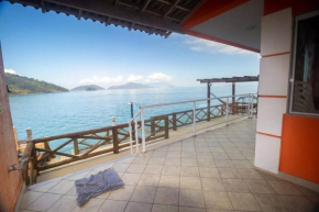 CASACORAL Casa na encosta da Ilha de Itacuruçá, vista para o mar